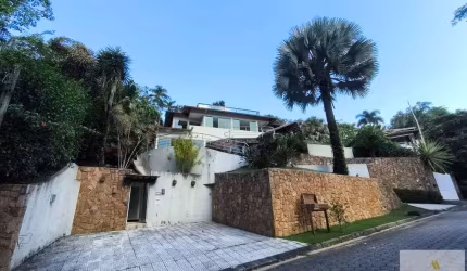 Casa em Condomínio com Piscina na Praia das Toninhas em Ubatuba
