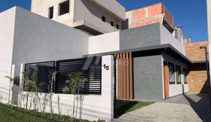 Seu novo lar em Fazenda Velha, Araucária! Esta encantadora casa de 68 m² oferece um espaço ideal