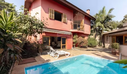 Espetacular casa com 4 suítes, salas de estar e jantar, cozinha, piscina e garagem para 4 veículos