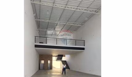 Galpão novo com 300 m² de área construída, ótima localização.