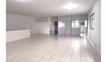 Excelente galpão  com 300 M² 3 vagas de estacionamento 2 banheiros masculinos e 2 femininos - Jardim Peri Peri