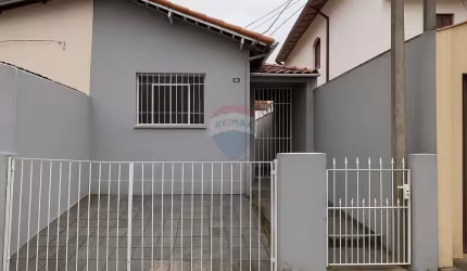 Casa composta por 01 dormitório, sala, cozinha, banheiro, área de serviço, quintal, edícula e 1 vaga de  garagem.