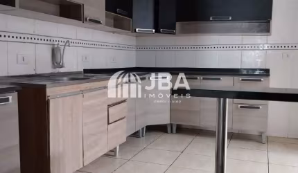 CASA EM RUA TRANQUILA NO BAIRRO ALTO