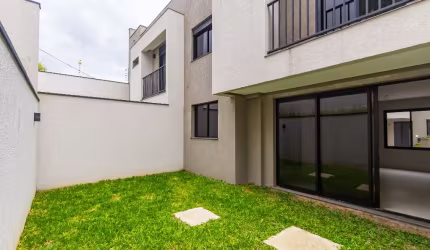 Sobrados com quintal e segurança e 2 vagas de garagem