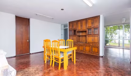 Casa 5 quartos com quintal próximo ao Centro Cívico