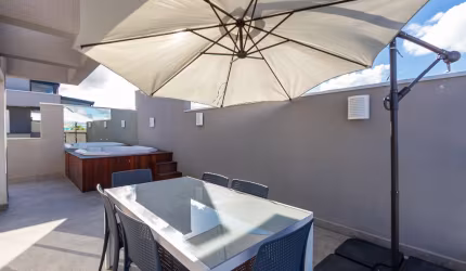TRIPLEX COM TERRAÇO E JACUZZI E DÉCK DE MADEIRA