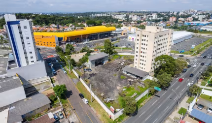 Ótimo terreno com 3 frentes, estuda permuta no local