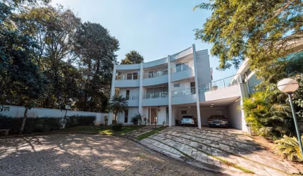 Elegante casa em condomínio para venda com 6 quartos, sendo 4 suítes, 700m²