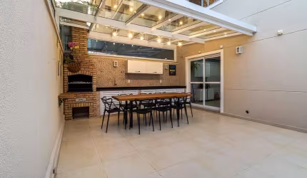 Elegante casa em condomínio para venda com 4 quartos, sendo 2 suítes, 307m²