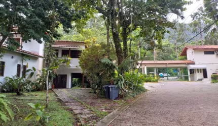 Atraente casa em condomínio para venda com 5 quartos, sendo 5 suítes, 370m²