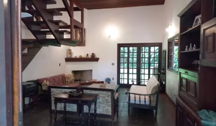Atraente casa em condomínio para venda com 5 quartos, sendo 5 suítes, 370m²