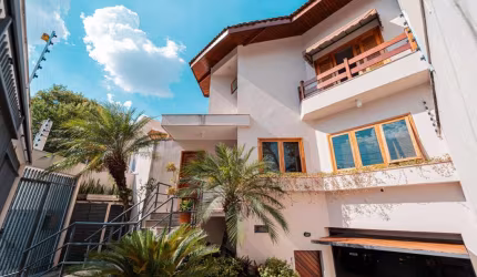 Versátil casa tipo para venda e locação com 3 quartos, sendo 3 suítes, 420m²