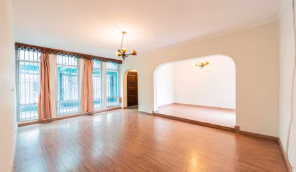 Versátil casa tipo para venda com 4 quartos, sendo 1 suíte, 299m²