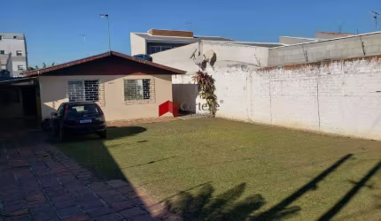 Terreno medindo 540m², possui duas casas não averbadas.