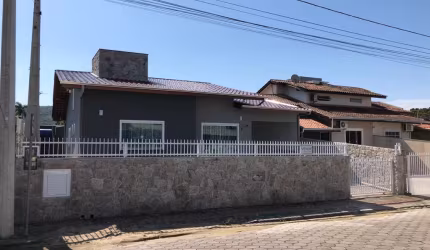 Linda casa novinha em folha em Bombas