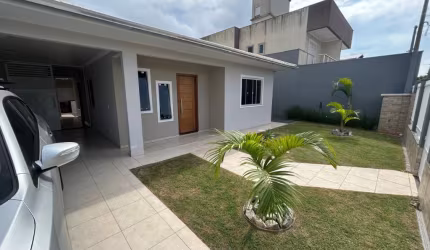 Linda Casa à Venda na Praia de Bombas