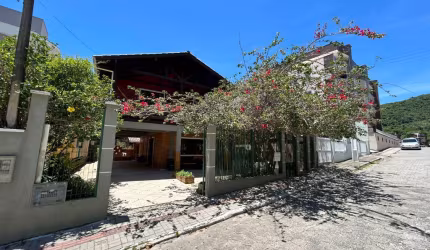 Casa 5 Quartos no Costão de Bombas - Mobiliada, 250m da Praia!