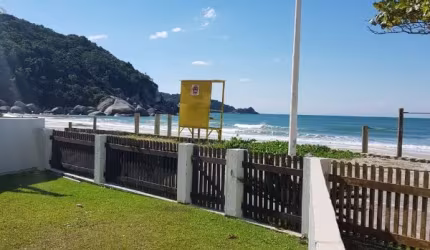 Linda Casa a Beira Mar em Bombas
