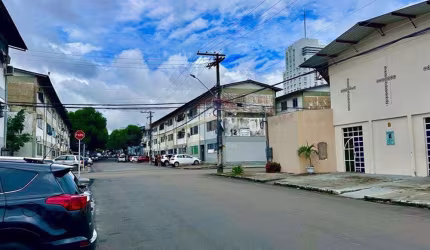 Apto no Conj. Tocantins, com 2 dormitórios e 1 banheiro, tendo 52 m² e vaga privativa