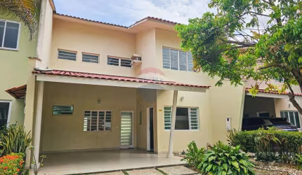 Casa com 3 dorm sendo 1 suíte para locação no parque 10 por R$4.800