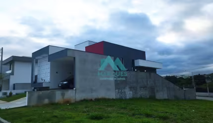 Linda Casa a Venda no residencial Malibu