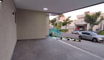 Maravilhosa casa com  móveis planejados em condomínio de alto padrão.