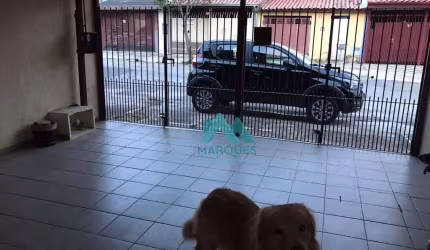 Casa com dois dormitórios em bairro com acesso fácil a Dutra