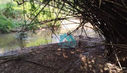 Excelente chácara na beira do Asfalto, com queda d'água e Rio no terreno