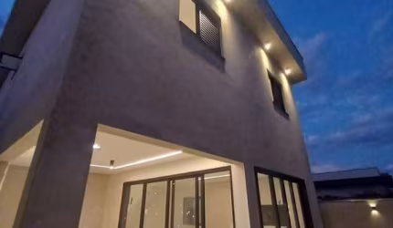 Linda Casa alto Padrão em condominio