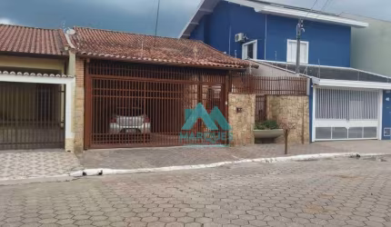 Linda casa, com localização privilegiada