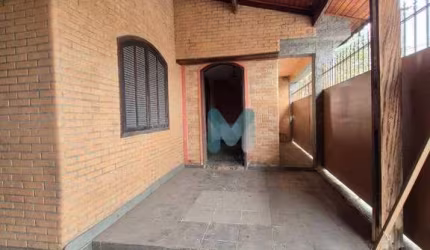 Casa com  3 dormitórios e galpão  em bairro próximo ao Centro