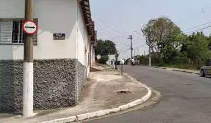 Casa com excelente localização no bairro Vera Cruz