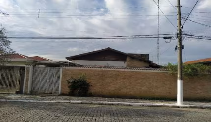Imóvel com terreno grande em localização Privilegiada
