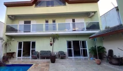 Linda Casa a venda no Jardim Amália,  estuda permuta com imóvel menor valor