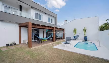 Propriedade com piscina a 100 metros da praia, excelente localização