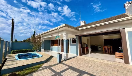 Casa com piscina a 100m do mar.