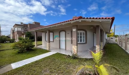 Casa com 02 terrenos próxima ao mar.
