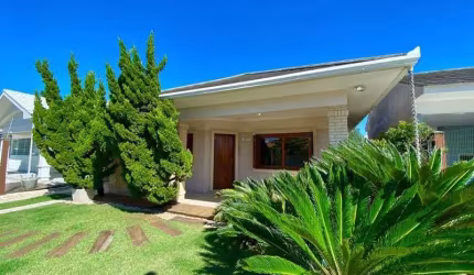 Casa a 150 metros da praia com 04 dormitórios