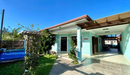 Casa com piscina em Atlântida Sul.