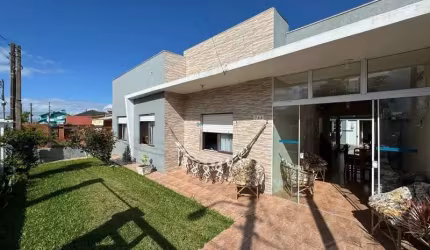 Casa com 07 dormitórios próxima ao mar.