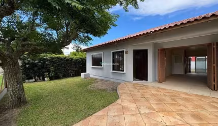 Casa em ótima localização a poucos metros do mar.