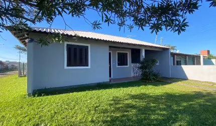 Casa em avenida em Atlântida Sul