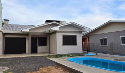 Casa com Piscina e 4 Dormitórios em Arroio do Sal