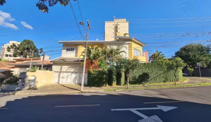 Sobrado Alto Padrão 4 suítes à venda no Centro