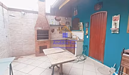 Casa com 3 quartos, armários embutidos, 1 suíte, closet, dependências completa,, área externa à ven
