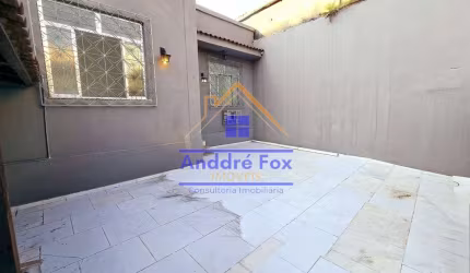 Casa linear com sala, 3 quartos, cozinha, área de serviço, quintal, garagem para 2 carros, à venda,