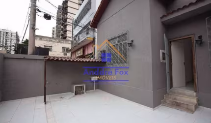Casa linear com sala, 3 quartos, cozinha, área de serviço, quintal, garagem para 2 carros, à venda,