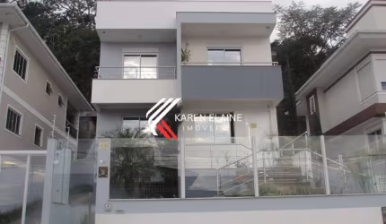 Belíssima casa à venda com 3 dormitórios sendo 1 suíte em Forquilhinha/SJ.