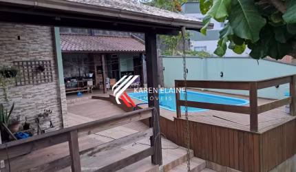 Casa à Venda com terreno, 04 dormitórios sendo 01 suíte em São José SC