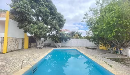 Casa à Venda com 3 Quartos, 1 Suíte, 1.200 m², no Centro de Irará - Oportunidade Única para Residência